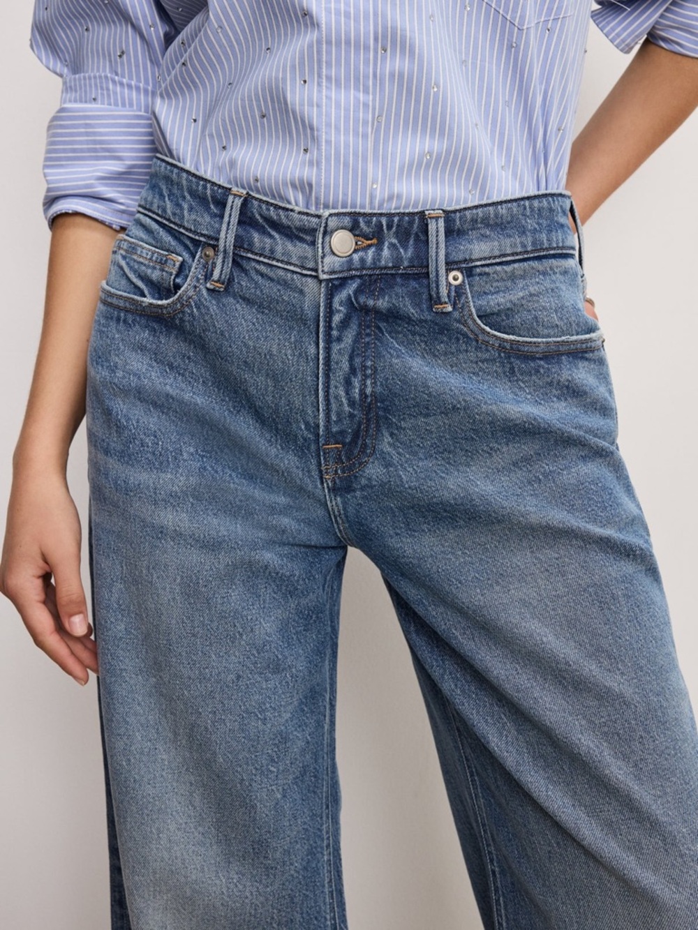 Good American Wide-Leg Jeans in Medium Blue Wash - Picture 3 of 6